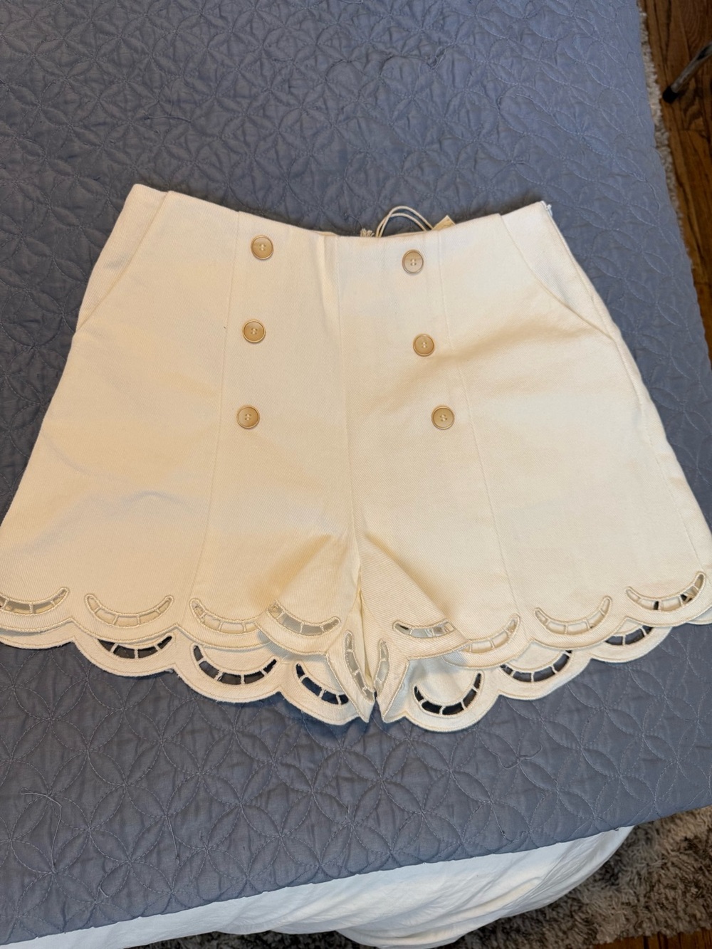 New Women’s Cream Scalloped Hem Shorts